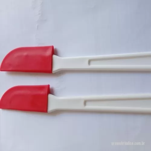 Espátula personalizada - Espátula para raspar Leite Condensado da lata ou caixa   Peça moldada pelo processo de injeção para ser utilizada para manipular e misturar bolos, massas, geléias, gelatinas e diversas receitas em meio aquoso em culinária em geral, sendo destinada exclusivamente ao uso domestico. A Espátula Flexível Spland é produzida com materiais plásticos atóxicos de 1ª linha isentos de Ftalatos e Metais Pesados para uso em contato com alimentos. Possui Cabo em Polipropileno –PP e Ponta da Espátula em Composto de PVC dureza 60 Shore A. A Espátula Flexível Spland é adequada para uso em temperatura ambiente com uma resistência máxima de 60°C (140°F) o que lhe proporciona uma boa vida útil. Este produto foi apelidado pelos consumidores como”Espátula Pão Duro” pelo fato de permitir o aproveitamento total de massas de bolo e geléias porque funciona como um rodinho que retira todo o alimento da embalagem ou panela proporcionando grande economia.