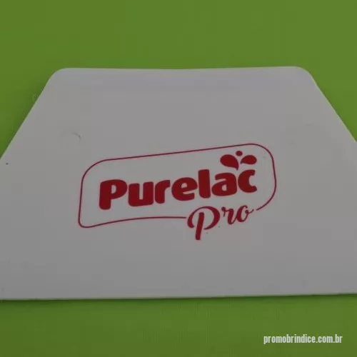 Espátula personalizada - Espatula RaspadoraPeça moldada pelo processo de injeção para ser utilizada para cortar Massa Pão : O Raspador Spland é produzido com materiais plásticos atóxicos de 1ª linha isentos de Ftalatos e Metais Pesados para uso em contato com alimentos. Os pigmentos utilizados são também atóxicos próprios p/ uso em contato com alimentos. O produto é muito utilizado como brinde nos setores de panificação e de confeitaria e pode ser personalizado com o logo do cliente. A personalização é realizada com utilização de “Promotor de Aderência” para que a impressão não se solte. É realizada pelo processo de Tampografia também com tintas atóxicas livres de metais pesados. O produto é reciclável em processos convencionais. A matéria prima normalmente usada é o Polipropileno –PP