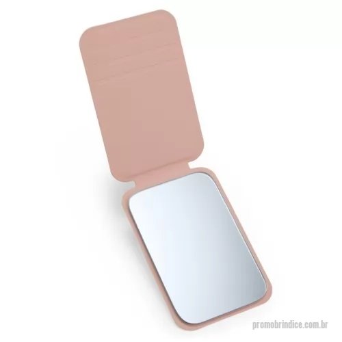 Espelho de bolso personalizado - Leve este mini espelho para todo lugar. Com capa em couro sintético flexível com leves ranhuras para ajustar em até três posições diferentes, tornando-o um item prático e compacto, totalmente sob medida para carregar na mala, bolsa ou mochila e ajudar na aplicação de maquiagem.  Largura :  7cm  Espessura :  1cm