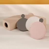 Espelho inquebrável de aço inoxidável com design ultrafino, resistência e durabilidade inigualáveis. Com acabamento polido altamente reflexivo e verso escovado, o espelho é acompanhado por uma capa em couro sintético para proteção e um toque de sofisticação ao produto.