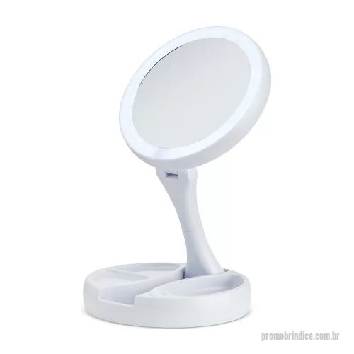 Espelho personalizado - Espelho dobrável com LED recarregável, dupla face e material plástico. Uma face ampliada 10x e outra convencional 1x, iluminação LED em ambos os lados. Três compartimentos na base para armazenamento, espelho giratório e regulável. Funciona com 4 pilh