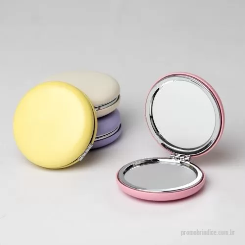 Espelho personalizado - Espelho duplo Revestido em PU.  Com uma face convencional e outra com aumento, ele é perfeito para conferir o visual ou caprichar na make. Seu revestimento em PU oferece praticidade e um toque sofisticado para os cuidados diários.