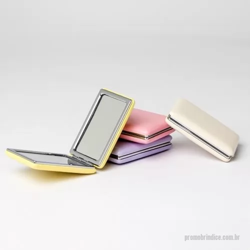 Espelho personalizado - Espelho duplo! Com uma face convencional e outra com aumento, ele é perfeito para conferir o visual ou caprichar na make. Seu revestimento em PU oferece praticidade e um toque sofisticado para os cuidados diários.