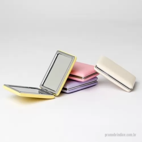Espelho personalizado - Realce a beleza com nosso espelho duplo! Com uma face convencional e outra com aumento, ele é perfeito para conferir o visual ou caprichar na make. Seu revestimento em PU oferece praticidade e um toque sofisticado para os cuidados diários.