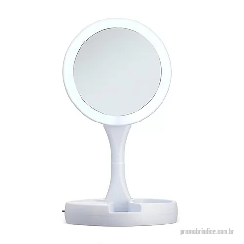 Espelho personalizado - Espelho Dobrável com LED Recarregável é uma peça elegante e funcional que combina praticidade e estilo para atender às suas necessidades de cuidados pessoais. Este espelho é projetado para se adaptar ao seu estilo de vida agitado, proporcionando iluminação eficiente e a conveniência de ser dobrável e recarregável. Equipado com LEDs brilhantes e de baixo consumo de energia, o espelho oferece uma iluminação suave e natural para garantir uma visão nítida e detalhada, ideal para a aplicação de maquiagem, cuidados com a pele ou barbear. A opção de ajuste de intensidade luminosa permite personalizar a iluminação de acordo com as suas necessidades. Com três compartimentos na base para armazenamento de acessórios, espelho giratório e regulável, botão liga/desliga e botão para acionar a iluminação, com funcionamento à base de 4 pilhas AA ou via cabo USB. Acompanha antiderrapantes emborrachados. O espelho personalizado permite personalização com sua marca gravada em tampografia. Faça uma cotação
