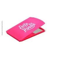Espelho de bolsa, portátil, formato retangular com tampa protetora articulada,  feito em Plástico Premium (PSAI) resistente a impactos e riscos.