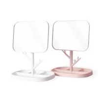 Espelho de Mesa Plástico  Descrição: Espelho de mesa retangular com estrutura em plástico resistente e montagem simples. Possui pedestal giratório, permitindo ajustes de inclinação para diferentes ângulos de uso. Nas laterais, conta com ganchos utilitários, além de quatro divisórias na base, ideais para organizar acessórios, maquiagem ou pequenos objetos do dia a dia.  Especificações:  Altura: 30 cm  Largura: 15,5 cm  Comprimento: 20,5 cm  Medidas para gravação (CxL): 2 cm × 4 cm  Peso aproximado: 277 g
