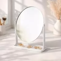 Espelho de mesa giratório sem aumento em formato oval, com estrutura em plástico e base com espaço para organizar pequenos objetos.