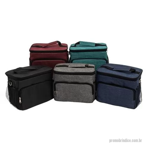 Essência personalizada - Dois compartimentos e mais um bolso telado internamente. Equipada com alça de mão e alça transversal ajustável e removível, possui bolsos telados nas laterais para pequenos itens essenciais.