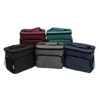 Dois compartimentos e mais um bolso telado internamente. Equipada com alça de mão e alça transversal ajustável e removível, possui bolsos telados nas laterais para pequenos itens essenciais.