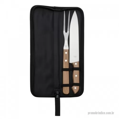 Estojo para kit churrasco e kit cozinha personalizado - it churrasco 2 peças em estojo de nylon com alça. Possui: faca e garfo de madeira(na cor preto os cabos são de plástico), acompanha proteções plásticas e parte interna com velcro para guardar as peças.