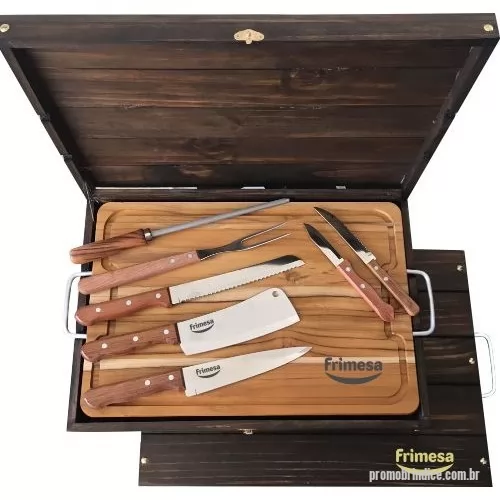 Estojo para kit churrasco e kit cozinha personalizado - Estojo de madeira envelhecida com tábua grande, fabricação local mais kit acessórios Tramontina. Gravação indelével da logo a laser no estojo, tábua, faca churrasco e cutelo.  Acompanha caixa para presente com listras em marrom. Um presente tradicional, útil e de durabilidade extrema, garantindo a visualização da sua marca por muitos e muitos anos. Despachamos com frete por nossa conta para todo o Brasil.