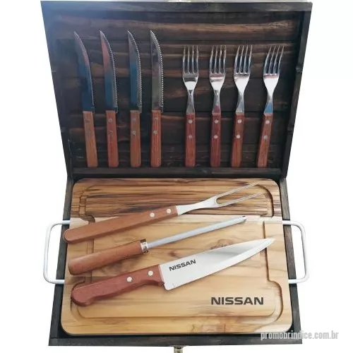 Estojo para kit churrasco e kit cozinha personalizado - Estojo de madeira envelhecida com tábua com canaleta fabricação local, mais kit churrasco Tramontina  11 peças linha Dynamic. Gravação indelével da logo no estojo, tábua e faca. Acompanha caixa para presente. Um presente tradicional, útil e de durabilidade extrema, garantindo a visualização da sua marca por muitos e muitos anos. Despachamos com frete pago para todo o Brasil.