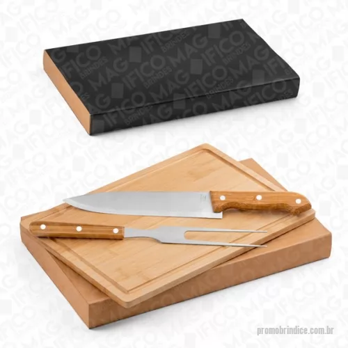 Estojo para kit churrasco e kit cozinha personalizado - Kit churrasco em Aço inox e bambu. Tábua e 2 peças em caixa kraft. MEDIDAS: Caixa: 360 x 210 x 40 mm | Tábua: 300 x 200 x 12 mm. GRAVAÇÃO: Laser no cabo 1 peça, demais gravações consultar valores