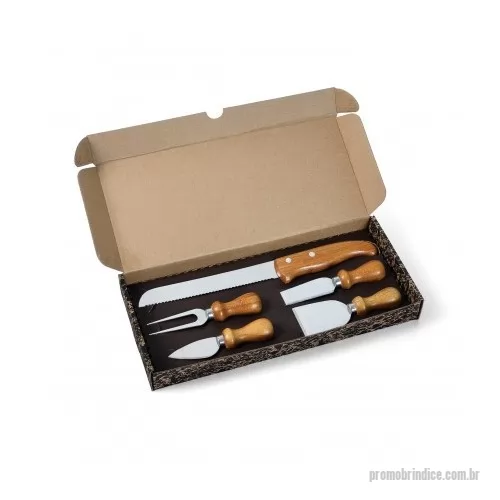 Estojo para kit churrasco e kit cozinha personalizado - Kit composto por quatro acessórios para queijo, sendo um Cheese Fork para queijos mais duros, uma Parmesan Knife para queijos parmesão,  uma Cheddar Spatula para queijos tipo Cheddar ou Brie e uma Stilton Spatula para queijos macios, faca de pão de 7”.  Organizados em uma caixa kraft.