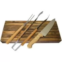 Kit churrasco Tramontina em estojo de madeira envelhecida. Gravação da logo a laser no estojo e na faca. Temos diversas opções de kits, encontre uma de acordo com suas necessidades. 
