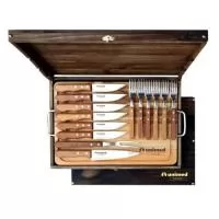 Estojo de madeira envelhecida com tábua de churrasco fabricação local mais linha Tramontina composta de faca 7 , garfo trinchante e 12 talheres de mesa modelo Jumbo. Gravação da logo a laser no estojo, tábua e lâmina das 07 facas. Um presente tradicional, útil e de durabilidade extrema, garantindo a visualização da sua marca por muitos e muitos anos.. Despachamos com frete pago para todo o Brasil.