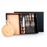 Kit para Queijo, Churrasco e Vinho. Composto por tábua para Churrasco e tábua para frios em Bambu; garfo trinchante, faca 8", duas facas, uma espátula e um garfo para Queijo em Madeira/Inox; abridor de Vinho em Inox e duas taças para Vinho em vidro.