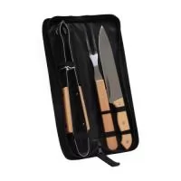 Composto por uma faca de 8 polegadas, garfo e pegador, este kit combina praticidade e qualidade em um só conjunto. As peças, feitas em aço inoxidável, possuem pegadores de madeira que conferem um toque rústico e elegante. Acomodadas em um estojo de nylon com alça, o kit é fácil de transportar para qualquer lugar. E para torná-lo ainda mais especial, acompanha uma plaquinha metálica personalizável com verso autoadesivo, garantindo exclusividade ao conjunto.