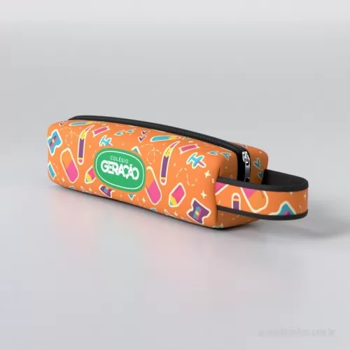 Estojo personalizado - Estojo Escolar com Alça, Com um tamanho ideal para guardar o material escolar, este estojo contém uma alça que facilita o transporte, permitindo que seja pendurado a mochila ou até mesmo para carregar na mão.