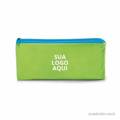 Estojo personalizado - Estojo para lápis personalizado, fabricado com materiais de qualidade e disponível em diversas cores. Compacto e prático, é ideal para organizar lápis, canetas e acessórios, tornando o dia a dia mais funcional. Perfeito como brinde corporativo, pode ser personalizado com o logotipo da sua empresa, garantindo visibilidade e promovendo sua marca de forma elegante. Seja para colaboradores, clientes ou em eventos promocionais, este estojo une utilidade e estilo, destacando a preocupação da sua empresa com presentes únicos e úteis. Ofereça um brinde que combina organização, durabilidade e sofisticação!