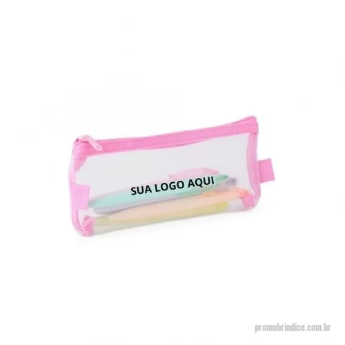 Estojo personalizado - Destaque sua marca com nosso Estojo de Nylon! Equipado com zíper e duas alças personalizáveis, este estojo é a escolha perfeita para promover sua empresa com praticidade e estilo. Feito de material resistente, garante durabilidade e funcionalidade no dia a dia. Ideal para organizar pequenos itens e facilitar a rotina, seja no escritório ou em casa. Suas medidas são de 9 cm de altura x 20 cm de largura, oferecendo espaço suficiente para diversos usos.  Escolha um brinde que alia utilidade e elegância, e surpreenda seus clientes e colaboradores com um presente que faz a diferença!