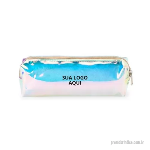 Estojo personalizado - Conheça o Estojo Plástico Holográfica, um brinde que une funcionalidade e estilo. Feito em TPU resistente à água, com cores vibrantes e acabamento holográfico, este estojo é perfeito para guardar itens pessoais, material escolar, maquiagens e acessórios. Com abertura em zíper e medidas de 6 cm de altura, 6,5 cm de largura e 20 cm de comprimento, ele é compacto e prático para o dia a dia. Personalize com a sua marca e ofereça um brinde moderno e sofisticado que encantará seus clientes e parceiros!