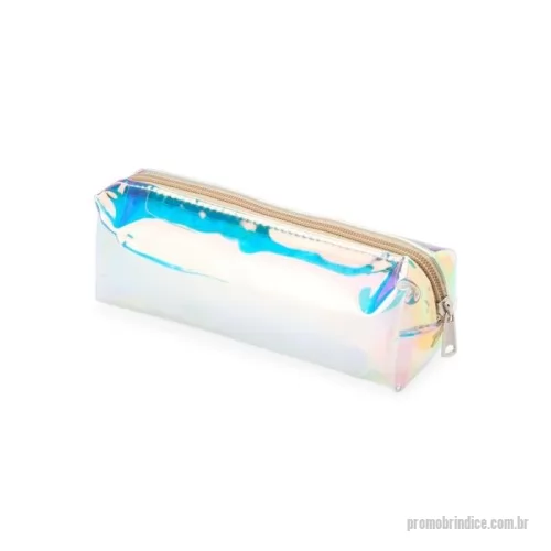 Estojo personalizado - Com a nossa Nécessaire Holográfica, você leva muito mais do que o necessário, leva estilo! Produzida em TPU com cores vibrantes, ela oferece um visual único e encantador. Resistente à água, sua abertura é em zíper e permite guardar itens pessoais, material escolar, maquiagens e até acessórios.