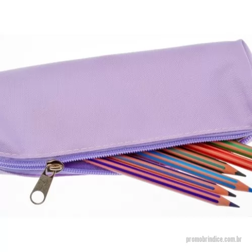Estojo personalizado - FICHA TÉCNICA – ESTOJO PROMOCIONAL ESCOLAR  Descrição do Produto  Estojo promocional escolar desenvolvido para organização de materiais como lápis, canetas, borrachas e acessórios escolares. Produto ideal para campanhas promocionais, brindes corporativos, ações educativas e kits escolares personalizados. Especificações Técnicas Produto: Estojo promocional escolar Material: Oxford, nylon, lona ou poliéster (conforme escolha do cliente) Estrutura: Simples ou com divisórias internas (opcional) Fechamento: Zíper de nylon ou metal reforçado Formato: Retangular ou personalizado Acabamento: Costura reforçada e bordas internas protegidas Forro interno: Opcional (TNT ou poliéster leve) .Medidas (padrão) Pequeno: 18 cm x 8 cm x 5 cm Médio: 20 cm x 10 cm x 6 cm Grande: 22 cm x 12 cm x 7 cm (Medidas podem ser personalizadas conforme projeto). Personalização Silk screen (serigrafia) Sublimação total ou parcial Transfer digital Bordado (em modelos específicos).