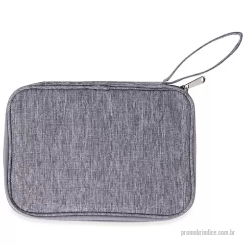 Estojo personalizado -  Estojo para kit tecnológico confeccionado em poliéster impermeável. Possui cinco compartimentos internos com elásticos e bolsos em tela, três elásticos independentes e bolso telado com zíper. Conta ainda com alça de mão e fechamento em zíper.