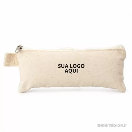 Estojo personalizado - O estojo confeccionado em algodão resistente é prático e versátil, ideal para armazenar pequenos objetos, materiais escolares ou acessórios pessoais. Possui fechamento em zíper que garante segurança e organização, além de uma pequena alça lateral que facilita o transporte e pode ser usada para chaveiro ou gancho. Um brinde funcional e personalizável, perfeito para destacar a marca em campanhas promocionais e eventos corporativos.