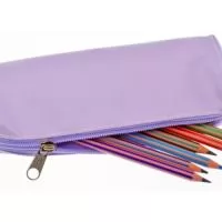 FICHA TÉCNICA – ESTOJO PROMOCIONAL ESCOLAR  Descrição do Produto  Estojo promocional escolar desenvolvido para organização de materiais como lápis, canetas, borrachas e acessórios escolares. Produto ideal para campanhas promocionais, brindes corporativos, ações educativas e kits escolares personalizados. Especificações Técnicas Produto: Estojo promocional escolar Material: Oxford, nylon, lona ou poliéster (conforme escolha do cliente) Estrutura: Simples ou com divisórias internas (opcional) Fechamento: Zíper de nylon ou metal reforçado Formato: Retangular ou personalizado Acabamento: Costura reforçada e bordas internas protegidas Forro interno: Opcional (TNT ou poliéster leve) .Medidas (padrão) Pequeno: 18 cm x 8 cm x 5 cm Médio: 20 cm x 10 cm x 6 cm Grande: 22 cm x 12 cm x 7 cm (Medidas podem ser personalizadas conforme projeto). Personalização Silk screen (serigrafia) Sublimação total ou parcial Transfer digital Bordado (em modelos específicos).