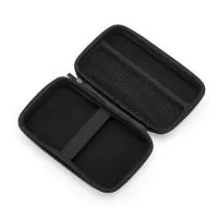 Estojo couro sintético com zíper, possui rede interna e elástico de nylon. Case utilizada para montar kits tecnológicos.  Altura: 13 cm Largura: 8,9 cm Medidas aproximadas para gravação: (CxL): 5 cm x 8,5 cm