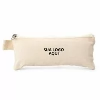O estojo confeccionado em algodão resistente é prático e versátil, ideal para armazenar pequenos objetos, materiais escolares ou acessórios pessoais. Possui fechamento em zíper que garante segurança e organização, além de uma pequena alça lateral que facilita o transporte e pode ser usada para chaveiro ou gancho. Um brinde funcional e personalizável, perfeito para destacar a marca em campanhas promocionais e eventos corporativos.