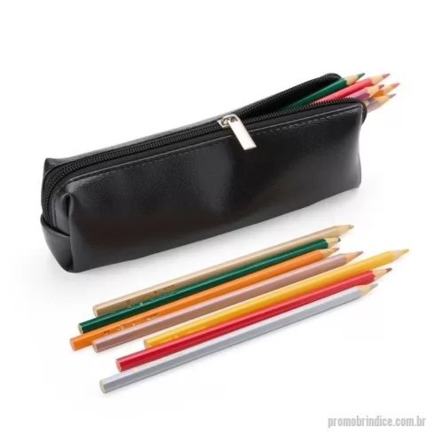 Estojo porta lápis personalizado - Descrição: Estojo feito em couro sintético aliando elegância e sofisticação. É o brinde ideal para acomodar todos os itens que fazem parte do cotidiano, seja na escola, faculdade ou trabalho.  Altura :  6,3 cm  Largura :  5 cm  Comprimento :  20,7 cm  Medidas aproximadas para gravação (CxL):  18 cm x 6 cm  Peso aproximado (g):  44