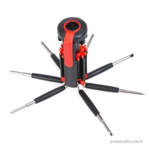 Ferramenta personalizada - Kit ferramenta retrátil com 7 chaves e lanterna de 6 Leds. Material plástico, possui 3 chaves Philips; 3 chaves de fenda; chave de ponta dupla sendo um mini Philips e uma mini Fenda em cada extremidade, basta desrosquear as tampas para visualizá-las. Clip vermelho com setas explicativas para abertura do compartimento de pilhas, pressione a localização da seta superior e empurre ao mesmo tempo a parte inferior para remoção, necessita de 3 pilhas AAA(não acompanha).