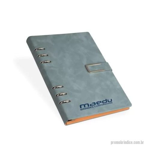 Fichário personalizado - Caderno Fichário em PU no formato A5, com fechamento de fivela imantado, contém 119 folhas na cor marfim. Contém 6 anéis para reorganização das folhas.