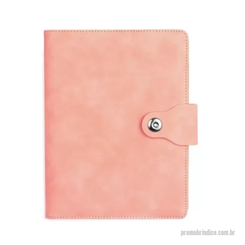 Fichário personalizado - Caderno tipo fichário com capa em poliuretano (PU) e fecho magnético fixado à aba. Possui seis argolas em aço carbono, compartimento interno para quatro cartões, um deles com visor em plástico transparente, e aba porta-canetas. Conta ainda com aproximadamente 99 folhas tamanho A5 pautadas em marfim com espaço para assinalar dias da semana e datas numéricas.