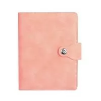 Caderno tipo fichário com capa em poliuretano (PU) e fecho magnético fixado à aba. Possui seis argolas em aço carbono, compartimento interno para quatro cartões, um deles com visor em plástico transparente, e aba porta-canetas. Conta ainda com aproximadamente 99 folhas tamanho A5 pautadas em marfim com espaço para assinalar dias da semana e datas numéricas.