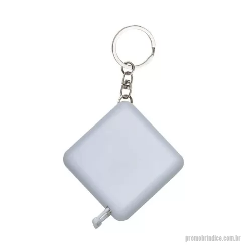 Fita métrica personalizada - Uma fita métrica versátil e sob medida para o uso nas mais variadas aplicações durante o dia a dia. Feita em plástico quadrangular, traz uma fita flexível em PVC e fibra de vidro com marcação dupla face, puxador de plástico na ponta e alcance máximo de 1 metro, ideal para realizar medições básicas em geral. Ela também conta com botão para retração de toda a fita quando acionado uma única vez. Acompanha uma argola metálica que possibilita o uso da fita métrica como um chaveiro.