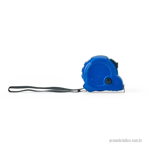 Fita métrica personalizada - Fita métrica plástica com fita de aço de até 3 metros, com marcações em pés e polegadas. Possui trava de segurança deslizante, botão manual para fixação da medida, presilha metálica e alça de borracha. Um brinde personalizado versátil, prático e ideal para quem busca funcionalidade no dia a dia.