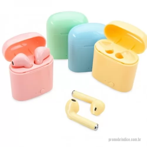 Fone de Ouvido Bluetooth personalizado - Fone de Ouvido Bluetooth Personalizado FN14199 com sua logomarca. 20 anos ajudando a cotar Brindes Promocionais com várias empresas num único clique.  Fone bluetooth plástico com case carregador. Para utilização do produto, pressione e segure o botão lateral de ambos fones ao mesmo tempo, luzes led em vermelho e azul ficarão piscando alternadamente até a junção das duas partes (quando conectadas apenas um lado dos fones permanecerá aceso), após realizado o processo conecte o fone através do bluetooth e o led se apagará, indicando a conexão ao dispositivo. Quando emparelhado, pressione uma vez o botão do fone para iniciar ou pausar uma música, ao segurar o botão irá avancar a faixa; no modo ligação pressione uma vez o botão para atender a chamada ou segure o botão do fone para recusá-la. Para o carregamento do produto é necessário recarregar inicialmente o case e após este processo basta conectar os fones no estojo e pressionar o botão power para o carregamento dos mesmos. Fones com microfone embutido. Enquanto o case é carregado o led vermelho ficará piscando, ao concluir a carga o led permanecerá aceso; no carregamento dos fones le Fone bluetooth plástico com case carregador. Para utilização do produto, pressione e segure o botão lateral de ambos fones ao mesmo tempo, luzes led em vermelho e azul ficarão piscando alternadamente até a junção das duas partes (quando conectadas apenas um lado dos fones permanecerá aceso), após realizado o processo conecte o fone através do bluetooth e o led se apagará, indicando a conexão ao dispositivo. Quando emparelhado, pressione uma vez o botão do fone para iniciar ou pausar uma música, ao segurar o botão irá avancar a faixa; no modo ligação pressione uma vez o botão para atender a chamada ou segure o botão do fone para recusá-la. Para o carregamento do produto é necessário recarregar inicialmente o case e após este processo basta conectar os fones no estojo e pressionar o botão power para o carregamento dos mesmos. Fones com microfone embutido. Enquanto o case é carregado o led vermelho ficará piscando, ao concluir a carga o led permanecerá aceso; no carregamento dos fones leFone de Ouvido Bluetooth Personalizado, 153972, Seven Promotion Brindes Corporativos. Clique e Cote no Portal PromoBríndice!