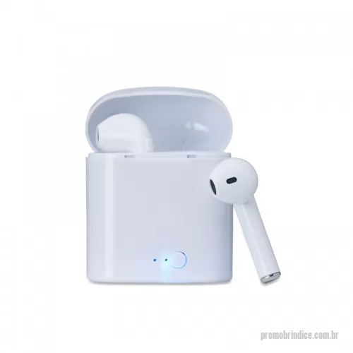Fone de Ouvido Bluetooth personalizado -  Fone bluetooth plástico com case carregador. Para utilização do produto, pressione e segure o botão lateral de ambos fones ao mesmo tempo, luzes led em vermelho e azul ficarão piscando alternadamente até a junção das duas partes (quando conectadas apenas um lado dos fones permanecerá aceso), após realizado o processo conecte o fone através do bluetooth e o led se apagará, indicando a conexão ao dispositivo. Quando emparelhado, pressione uma vez o botão do fone para iniciar ou pausar uma música, ao segurar o botão irá avancar a faixa; no modo ligação pressione uma vez o botão para atender a chamada ou segure o botão do fone para recusá-la. Para o carregamento do produto é necessário recarregar inicialmente o case e após este processo basta conectar os fones no estojo e pressionar o botão power para o carregamento dos mesmos. Fones com microfone embutido. Enquanto o case é carregado o led vermelho ficará piscando, ao concluir a carga o led permanecerá aceso; no carregamento dos fones le