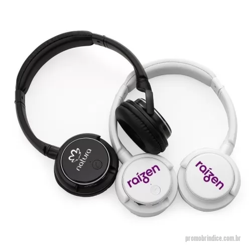 Fone de Ouvido Bluetooth personalizado - Fone de ouvido bluetooth preto, protetor de ouvido em couro sintético revestido de espuma. possui indicador led, botão liga/desliga, entrada para cartão microsd, entrada auxiliar/p2 e entrada micro usb. possui a função rádio; possui microfone embutido exclusivamente para o atendimento de chamadas telefônicas (não funciona em outros modos). frequência de resposta 20hz – 20 khz, impedância 32ohm, sensibilidade 108+/-3db.