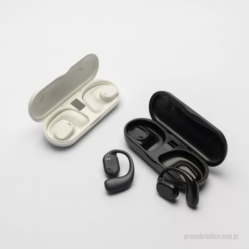 Fone de Ouvido Bluetooth personalizado - Fones de ouvido sem fio com estrutura em plástico. Possuem formato aberto e ergonômico, permitindo o encaixe nas orelhas sem entrar em contato direto com o canal auditivo. Possuem microfone interno para chamadas pelo celular ou WhatsApp. Apresentam conexão via Bluetooth 5.3 que oferece uma transmissão de dados mais estável e com maior qualidade. Acompanha estojo de carregamento com visor de percentual da carga total, além de cabo USB-C para recarga.