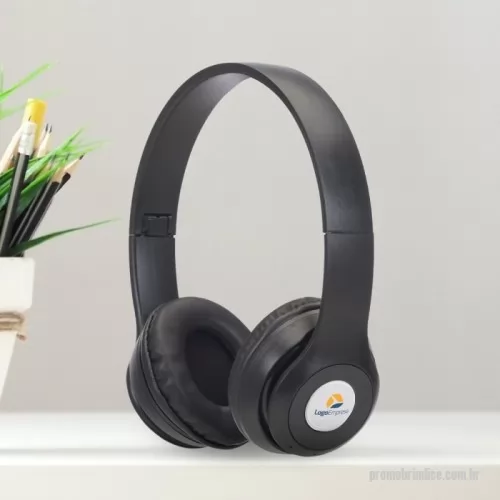 Fone de Ouvido Bluetooth personalizado - Fone de Ouvido Bluetooth Personalizado 02068 com sua logomarca. 20 anos ajudando a cotar Brindes Promocionais com várias empresas num único clique. Fone de ouvido bluetooth com pintura fosca e rádio FM. Material articulável plástico com hastes de altura regulável e protetor de couro sintético com espuma interna. Botão superior Liga/Desliga: basta segurá-lo para ligar ou desligar; Botão esquerdo << - : ao pressioná-lo irá retroceder a faixa ou estação, ao segurar irá diminuir o volume; Botão direito >> + : ao pressioná-lo irá avançar a faixa ou estação, ao segurar irá aumentar o volume; Botão inferior Modo: ao pressioná-lo alterna entre os modos bluetooth e rádio; Botão central >|| Play/Chamadas: ao pressionar este botão irá iniciar ou pausar uma faixa, no modo rádio pressione para começar a sintonização automática. Quando estiver conectado e receber uma chamada, ao pressioná-lo irá atender a chamada, ao segurá-lo irá recusar a chamada ou pressionando duas vezes irá rediscar. Possui microfone embutido e entrada AUX/P2 e entrada para cartão microSD. Acompanha cabo USB e cabo auxiliar P2(pode ser conectado no computador e aparelhos dFone de ouvido bluetooth com pintura fosca e rádio FM. Material articulável plástico com hastes de altura regulável e protetor de couro sintético com espuma interna. Botão superior Liga/Desliga: basta segurá-lo para ligar ou desligar; Botão esquerdo << - : ao pressioná-lo irá retroceder a faixa ou estação, ao segurar irá diminuir o volume; Botão direito >> + : ao pressioná-lo irá avançar a faixa ou estação, ao segurar irá aumentar o volume; Botão inferior Modo: ao pressioná-lo alterna entre os modos bluetooth e rádio; Botão central >|| Play/Chamadas: ao pressionar este botão irá iniciar ou pausar uma faixa, no modo rádio pressione para começar a sintonização automática. Quando estiver conectado e receber uma chamada, ao pressioná-lo irá atender a chamada, ao segurá-lo irá recusar a chamada ou pressionando duas vezes irá rediscar. Possui microfone embutido e entrada AUX/P2 e entrada para cartão microSD. Acompanha cabo USB e cabo auxiliar P2(pode ser conectado no computador e aparelhos dFone de Ouvido Bluetooth Personalizado, 178972, Ajm Brindes. Clique e Cote no Portal PromoBríndice!
