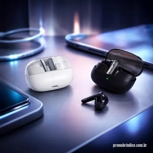 Fone de Ouvido Bluetooth personalizado - Fones de ouvido sem fio com estrutura em plástico resistente a leves respingos de água, conexão Bluetooth 5.4, comandos por toque e microfone integrado para chamadas de áudio e vídeo. Conta com estojo de carregamento com entrada USB-C. Acompanha cabo USB-C para recarga.