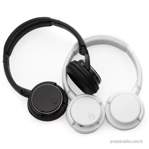 Fone de Ouvido Bluetooth personalizado - Fone de ouvido Bluetooth com haste ajustável e fones giratórios, “tiara” e protetor de ouvido em couro sintético revestido de espuma. Possui indicador led, botão liga/desliga, entrada para cartão microSD, entrada auxiliar/P2, entrada micro USB e botão play/volume. Acompanha cabo USB e manual de instruções.  Altura :  18 cm  Largura :  13,8 cm