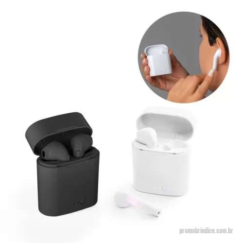 Fone de Ouvido Bluetooth personalizado - Fone de ouvido True Wireless em ABS com microfone e caixa de carregamento de 250 mAh. Possui transmissão sem fios BT v5.1, autonomia, aproximada, de 1h50, frequência 20Hz-20KHz, 98 dB e impedância de 32?. Cada fone tem um botão multifunções e a caixa tem uma porta micro USB para ser carregada. Fornecido em caixa presente. Auricular: 47 x 19 x 8 mm | Caixa: 55 x 64 x 26 mm
