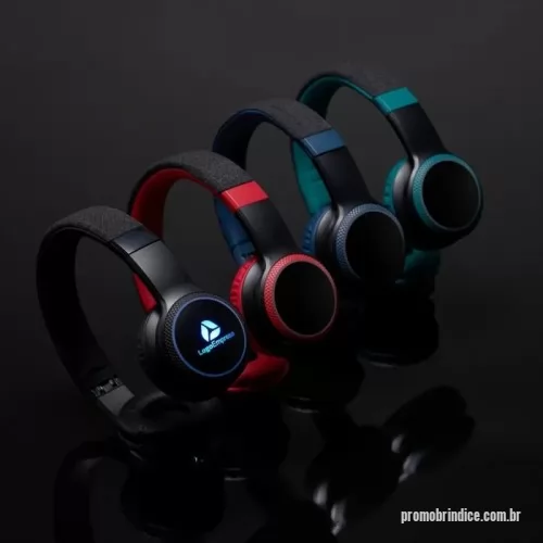 Fone de Ouvido Bluetooth personalizado - Fone de ouvido bluetooth. Possui revestimento de couro sintético com espuma interna, garantindo um ótimo isolamento do som externo, luzes LED RGB, hastes articuláveis com altura regulável, permitindo que o fone seja guardado de maneira compacta, revestimento de tecido na parte superior da hastes, microfone para atendimento de chamadas, botões Play/Pause, M (modo), + e – no corpo do fone. Executa nos modos bluetooth, Auxiliar P2, Rádio FM e Cartão TF (Micro sd). Acompanha cabo USB tipo-C.